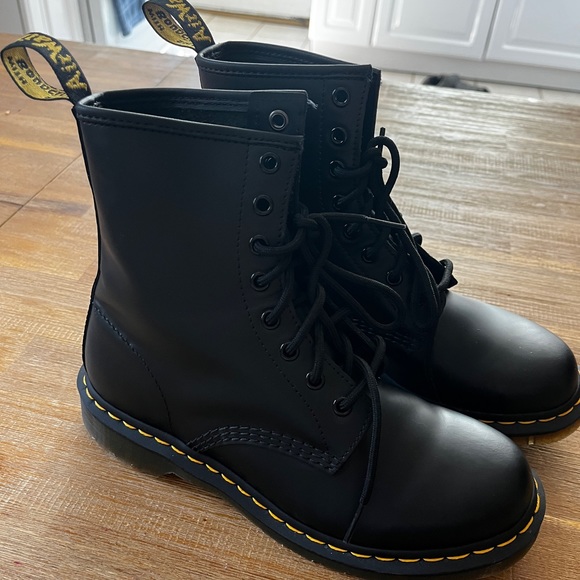 Doc Martens boots in women’s size 8, EU 39 - Picture 2 of 5
